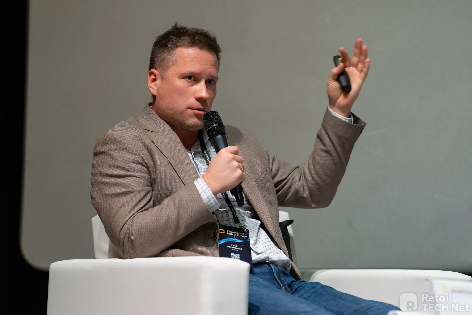 Спикер Just AI с микрофоном на сессии конференции